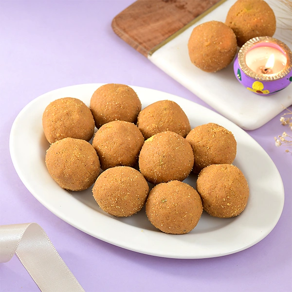Single Rakhi Thread With Besan Laddoo