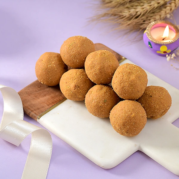 Thread Rakhi with Besan Laddoo & Dryfruits